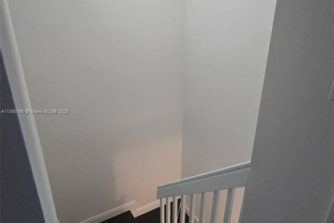 Снять в аренду таунхаус в Пемброк-Пайнс, Флорида 2 спальни, 108.6м2, № 1943846 - фото 5