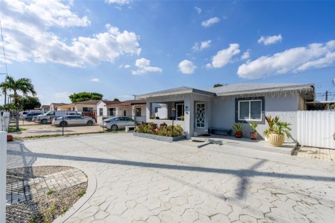 Villa ou maison à vendre à Hialeah, Floride: 4 chambres, 130.43 m2 № 1857286 - photo 2