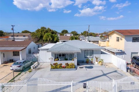 Villa ou maison à vendre à Hialeah, Floride: 4 chambres, 130.43 m2 № 1857286 - photo 3