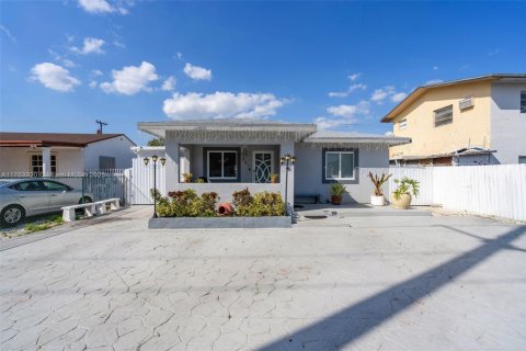 Villa ou maison à vendre à Hialeah, Floride: 4 chambres, 130.43 m2 № 1857286 - photo 1