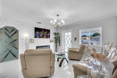 Villa ou maison à vendre à Hialeah, Floride: 4 chambres, 130.43 m2 № 1857286 - photo 7