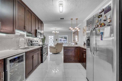 Villa ou maison à vendre à Hialeah, Floride: 4 chambres, 130.43 m2 № 1857286 - photo 12