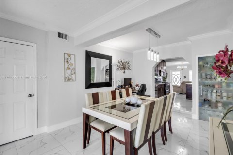 Villa ou maison à vendre à Hialeah, Floride: 4 chambres, 130.43 m2 № 1857286 - photo 15