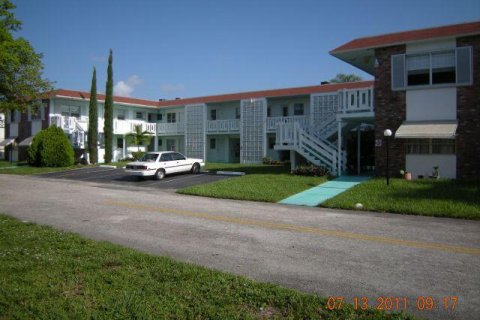 Condo in Lauderhill, Florida, 2 bedrooms  № 1142576 - photo 1