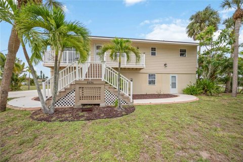 House in Port Charlotte, Florida 4 bedrooms, 174.19 sq.m. № 2226139
