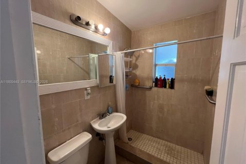 House in Pompano Beach, Florida 7 bedrooms, 155.61 sq.m. № 2081687 - photo 25
