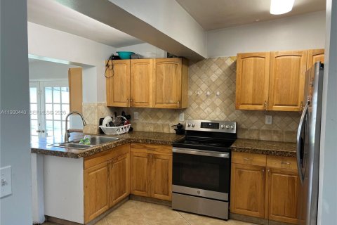 House in Pompano Beach, Florida 7 bedrooms, 155.61 sq.m. № 2081687 - photo 12