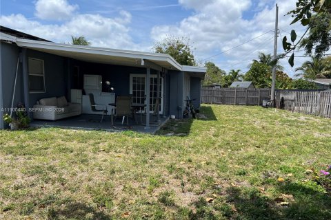 House in Pompano Beach, Florida 7 bedrooms, 155.61 sq.m. № 2081687 - photo 10