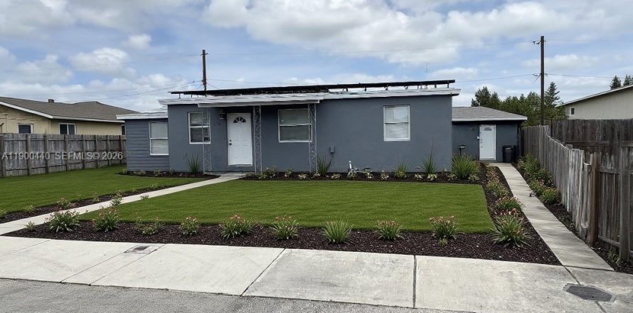 House in Pompano Beach, Florida 7 bedrooms, 155.61 sq.m. № 2081687