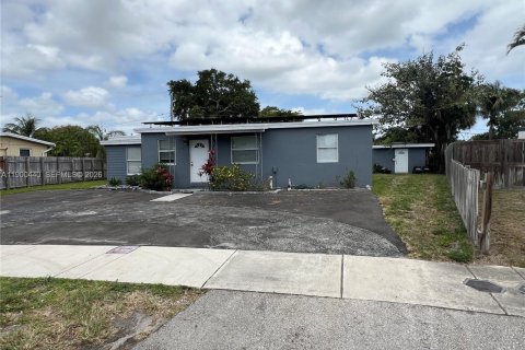 House in Pompano Beach, Florida 7 bedrooms, 155.61 sq.m. № 2081687 - photo 6