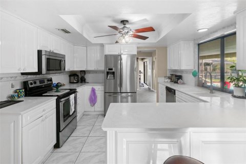House in North Fort Myers, Florida 3 bedrooms, 180.97 sq.m. № 1821159 - photo 10