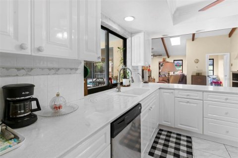 House in North Fort Myers, Florida 3 bedrooms, 180.97 sq.m. № 1821159 - photo 15