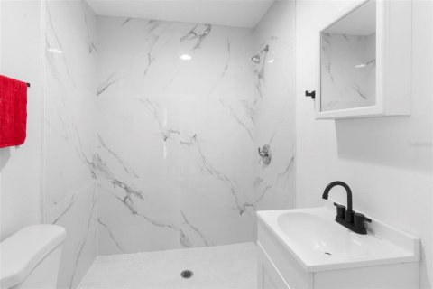 House in North Fort Myers, Florida 3 bedrooms, 180.97 sq.m. № 1821159 - photo 23