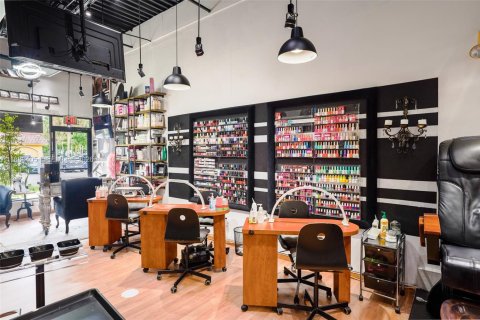Commercial property in Pembroke Pines, Florida № 2173245