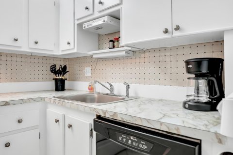 Condo in Lauderhill, Florida, 1 bedroom № 2245627 - photo 12