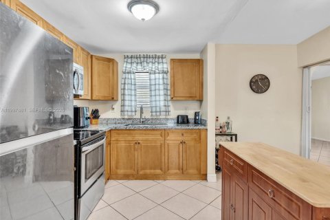 House in Fort Lauderdale, Florida 3 bedrooms, 121.98 sq.m. № 2063330 - photo 12