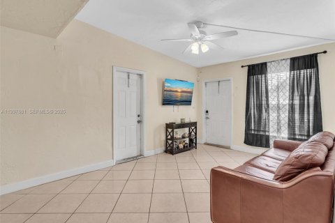 House in Fort Lauderdale, Florida 3 bedrooms, 121.98 sq.m. № 2063330 - photo 7