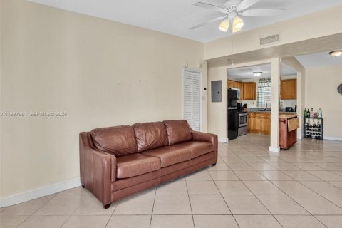 House in Fort Lauderdale, Florida 3 bedrooms, 121.98 sq.m. № 2063330 - photo 5