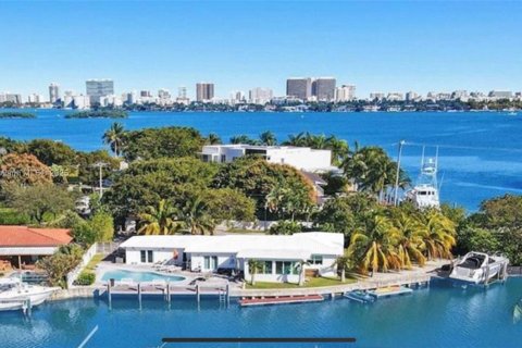 Casa en North Miami, Florida 3 dormitorios, 210.14 m2 № 2012101