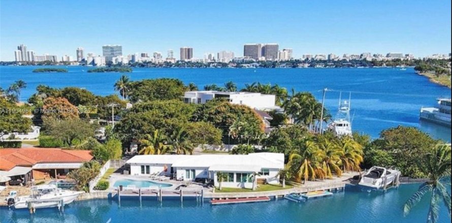 Casa en North Miami, Florida 3 dormitorios, 210.14 m2 № 2012101