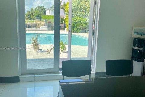 Casa en alquiler en North Miami, Florida, 3 dormitorios, 210.14 m2 № 2012101 - foto 16