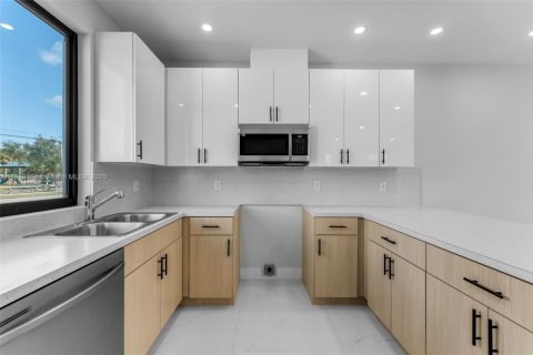 Adosado en venta en Miami, Florida, 3 dormitorios № 1974957 - foto 7