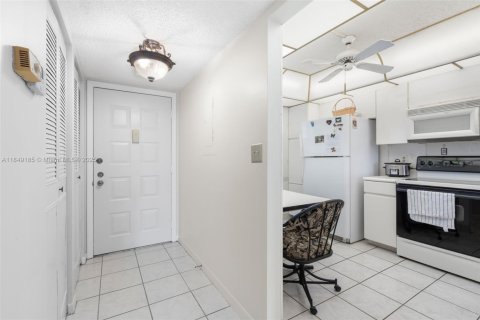 Condo in Lauderhill, Florida, 2 bedrooms  № 1856910 - photo 13