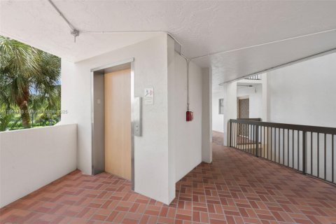 Condo in Lauderhill, Florida, 2 bedrooms  № 1856910 - photo 4
