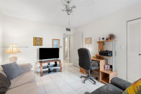 Condo in Lauderhill, Florida, 2 bedrooms  № 1856910 - photo 11