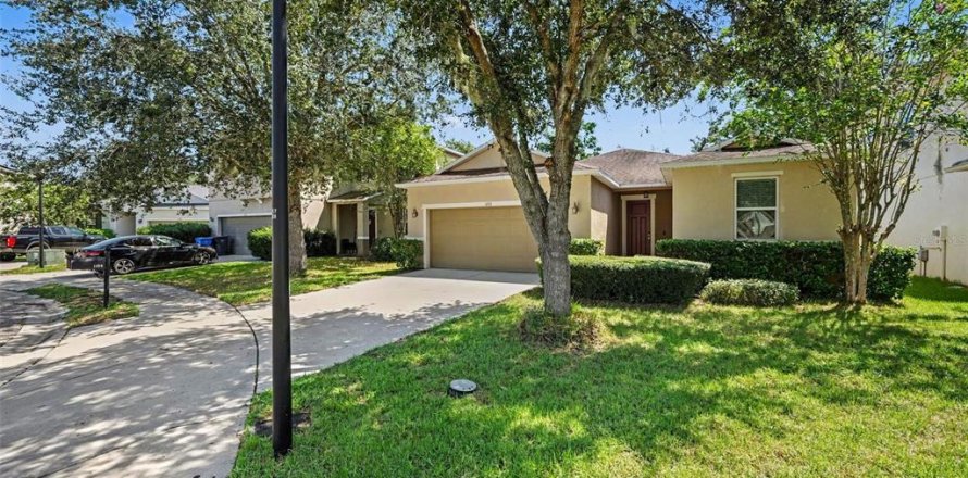 House in Brandon, Florida 3 bedrooms, 174.66 sq.m. № 2330024