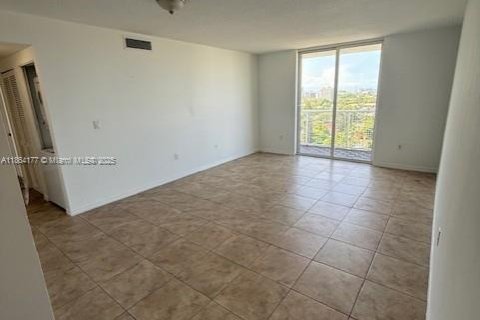 Condo in Miami, Florida, 2 bedrooms  № 1891297 - photo 2
