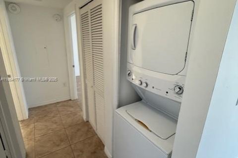 Condo in Miami, Florida, 2 bedrooms  № 1891297 - photo 8