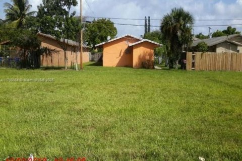 Commercial property in Pompano Beach, Florida № 1981343 - photo 2