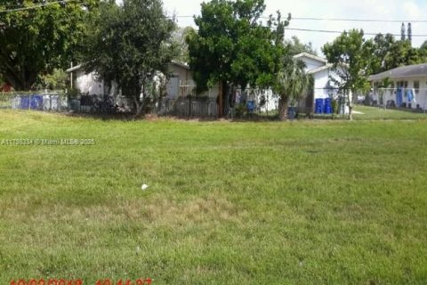 Commercial property in Pompano Beach, Florida № 1981343 - photo 1