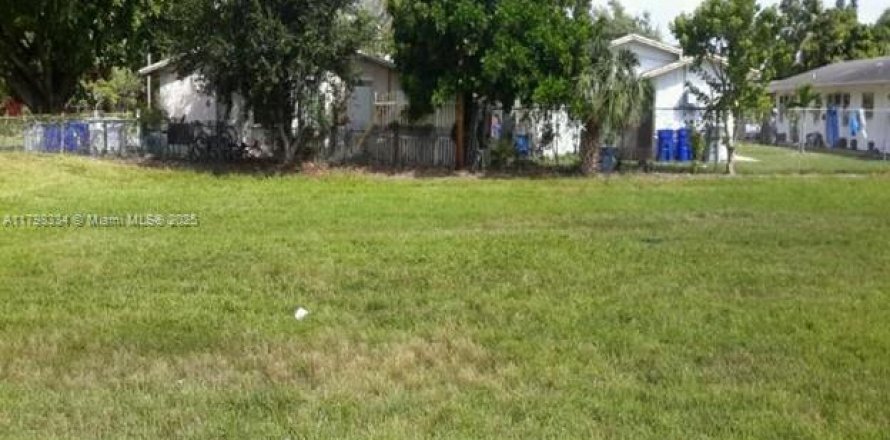 Commercial property in Pompano Beach, Florida № 1981343