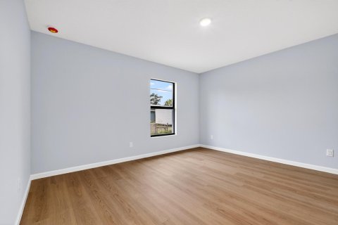 House in Okeechobee, Florida 3 bedrooms, 111.85 sq.m. № 2081961 - photo 10