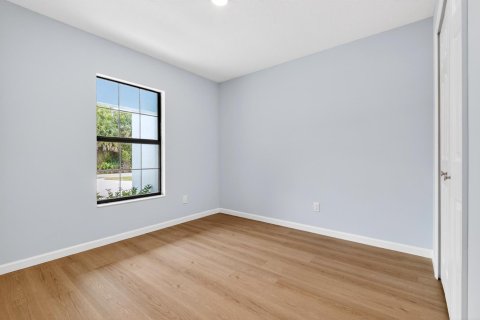 House in Okeechobee, Florida 3 bedrooms, 111.85 sq.m. № 2081961 - photo 5