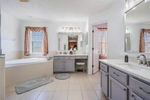 House in Tampa, Florida 4 bedrooms, 219.81 sq.m. № 1640156 - photo 11