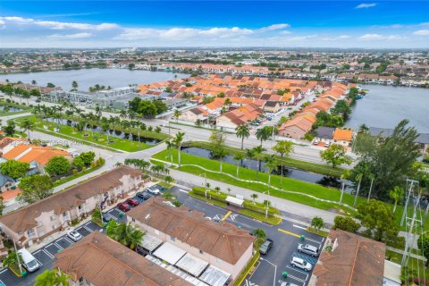 Townhouse in Hialeah Gardens, Florida 3 bedrooms, 128.58 sq.m. № 1997273 - photo 21