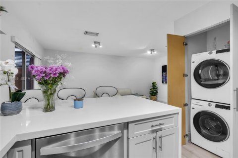 Townhouse in Hialeah Gardens, Florida 3 bedrooms, 128.58 sq.m. № 1997273 - photo 8