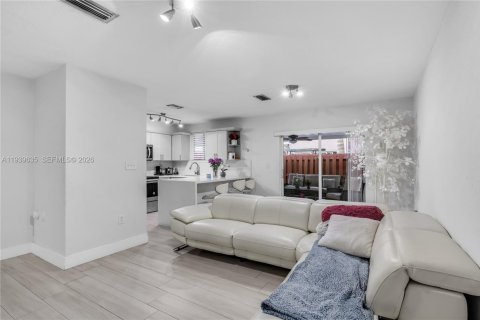 Townhouse in Hialeah Gardens, Florida 3 bedrooms, 128.58 sq.m. № 1997273 - photo 12