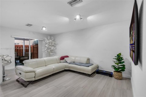 Townhouse in Hialeah Gardens, Florida 3 bedrooms, 128.58 sq.m. № 1997273 - photo 4