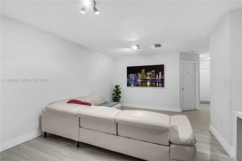 Townhouse in Hialeah Gardens, Florida 3 bedrooms, 128.58 sq.m. № 1997273 - photo 26