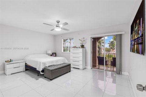 Townhouse in Hialeah Gardens, Florida 3 bedrooms, 128.58 sq.m. № 1997273 - photo 10