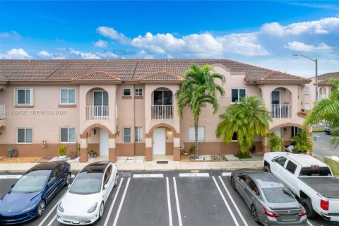Townhouse in Hialeah Gardens, Florida 3 bedrooms, 128.58 sq.m. № 1997273