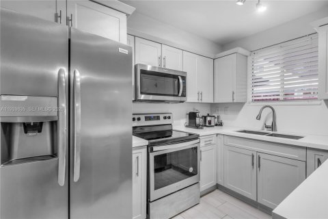 Townhouse in Hialeah Gardens, Florida 3 bedrooms, 128.58 sq.m. № 1997273 - photo 6