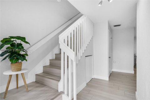 Townhouse in Hialeah Gardens, Florida 3 bedrooms, 128.58 sq.m. № 1997273 - photo 3