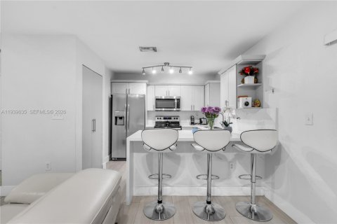 Townhouse in Hialeah Gardens, Florida 3 bedrooms, 128.58 sq.m. № 1997273 - photo 5