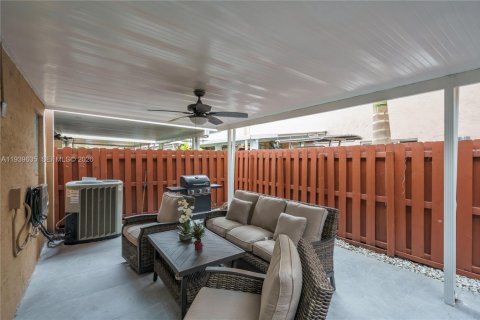 Townhouse in Hialeah Gardens, Florida 3 bedrooms, 128.58 sq.m. № 1997273 - photo 13