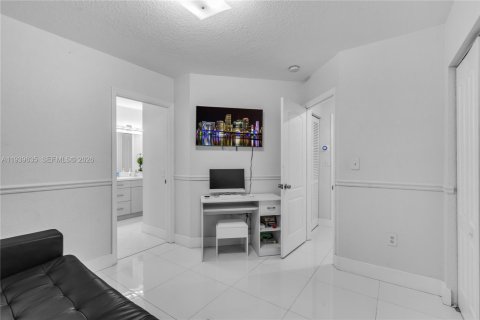 Townhouse in Hialeah Gardens, Florida 3 bedrooms, 128.58 sq.m. № 1997273 - photo 11